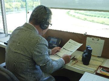 写真:レース実況中の畑野さん