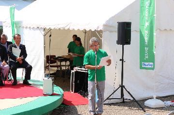 写真:イベントで司会をこなす畑野さん