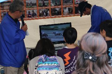 写真:模擬競馬レース予想を実況アフレコする畑野さん