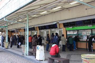 写真:自動発売機が並ぶ馬券の発売所