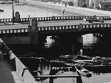 写真:まだ運河が通っていた頃の港橋
