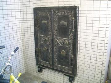 写真:壁に埋め込まれた金庫