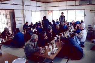 写真：当知ぞうすいを食べている様子