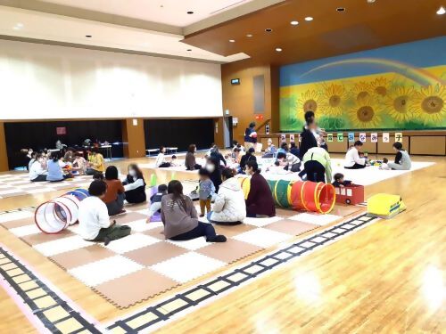 南区子育てサロンみつばちの様子