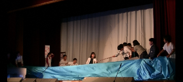 写真：星崎小学校の演劇上演の様子