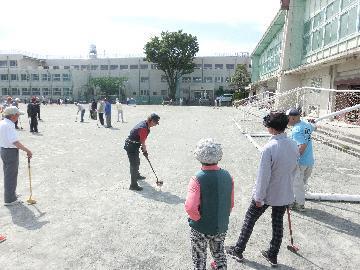 写真：学区親善グラウンド・ゴルフ大会でのプレー