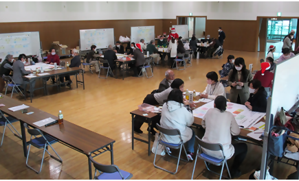 写真：グループに分かれて意見を出し合いました。