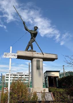 写真：愛（あい）と力（ちから）の筏像（いかだぞう）