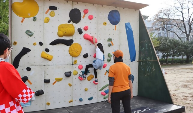 写真:南区民まつり2024のボルダリング体験の様子