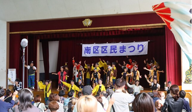 写真:南区民まつり2024のパフォーマンスステージの様子