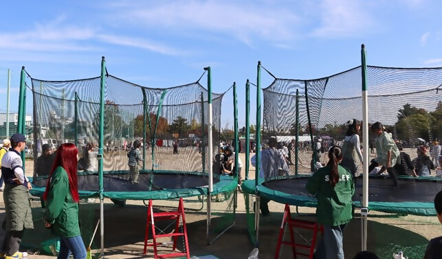 写真:南区民まつり2024のトランポリン体験の様子