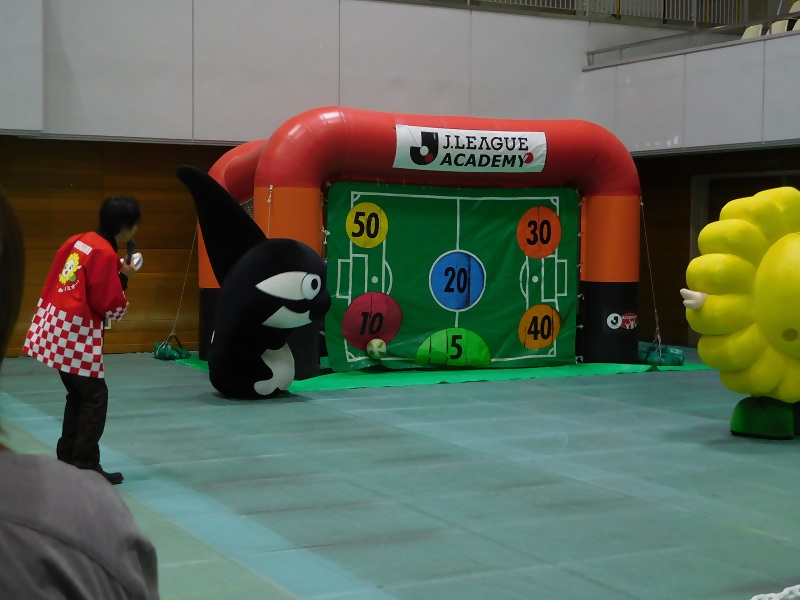 写真:キックターゲットチャレンジで対戦するグランパスくんとミオー