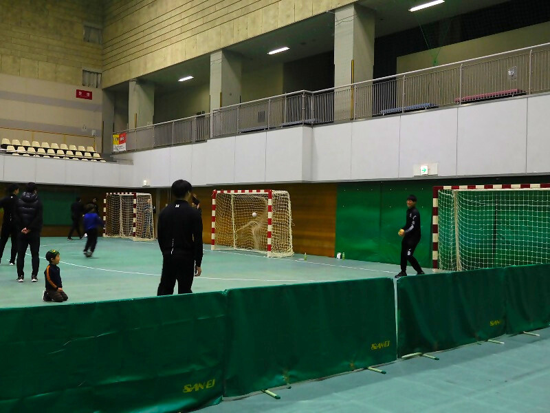 写真:ハンドボール7mスローミニゲームの様子