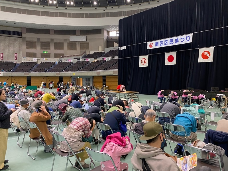 写真:シェイクアウト訓練の様子