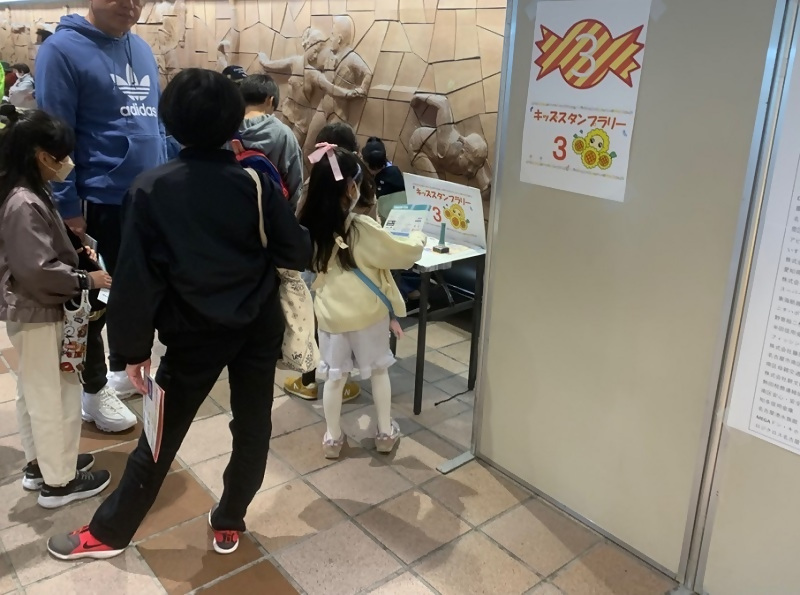 写真:2階ロビーにあるキッズスタンプラリーの様子