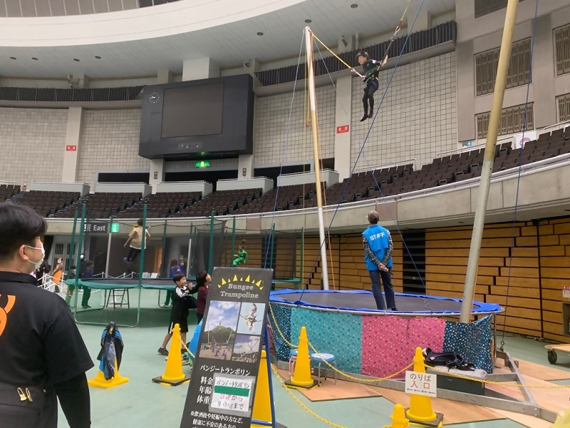 写真:トランポリン体験の様子