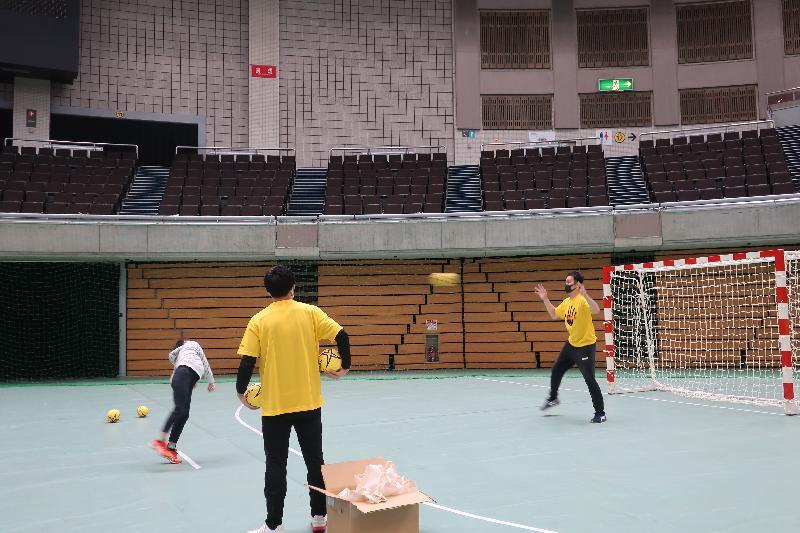 写真:7メートルスローに挑戦する参加者