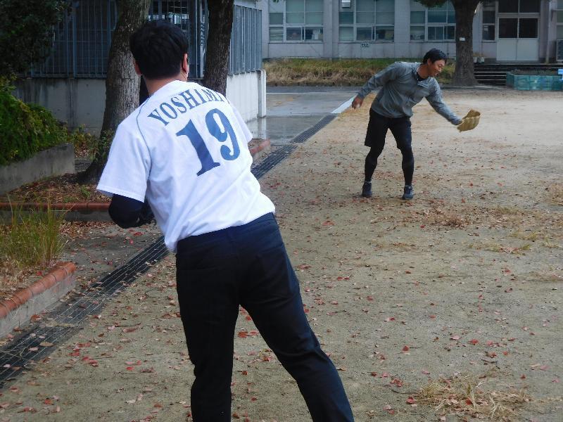 写真:吉見さんとキャッチボールをする参加者の様子