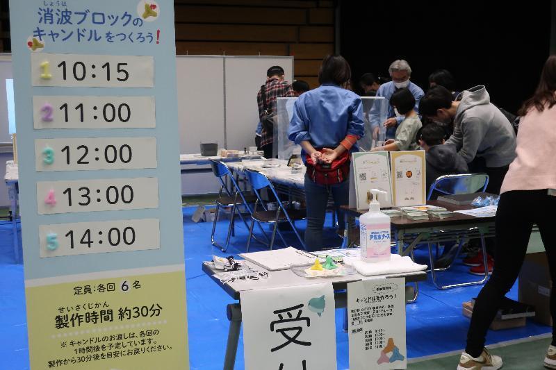 写真:ブース内のイベントを楽しむ参加者