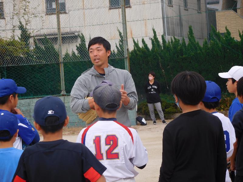 写真:野球教室で子どもたちに指導する吉見さん