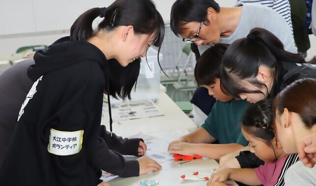 写真:廃材で小物入れやネームタグを作成する様子