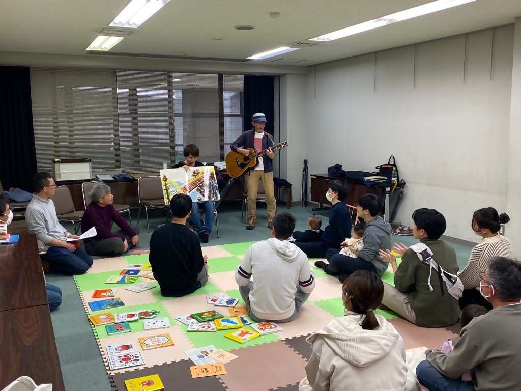 写真:歌と楽器演奏を組み合わせた読み聞かせの様子