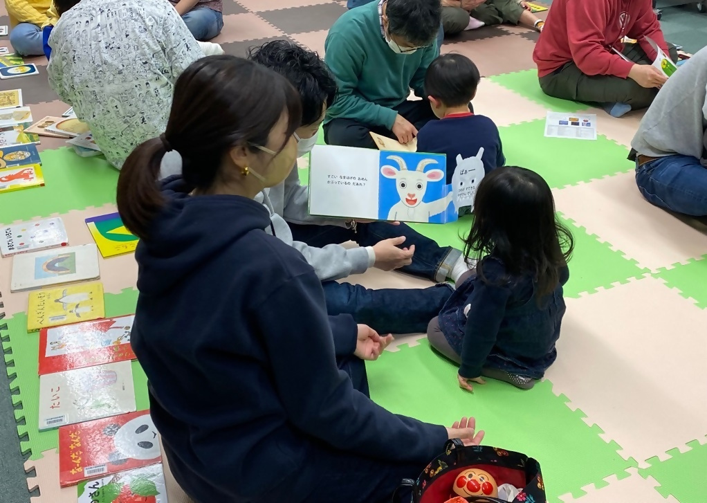 写真:読み聞かせ実践の様子
