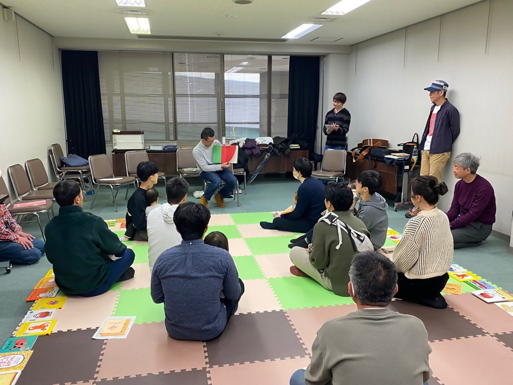 写真:読み聞かせの様子