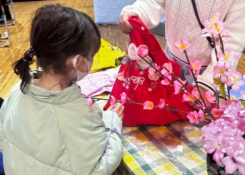 写真:アオザイの試着の様子