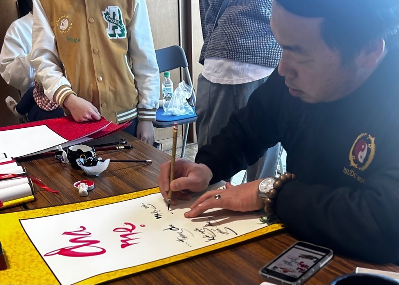 写真:書の市場(書き初め)の様子