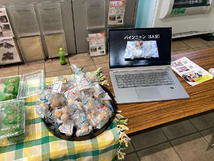 写真:配布したベトナムスイーツとレシピ動画放映の様子