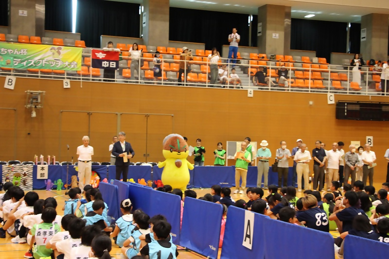 開会式に参加するモリスちゃんの写真