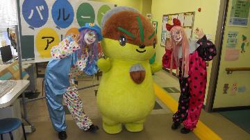 写真:金城学院大学コメディー探検隊とモリスちゃん