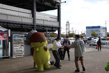 写真:モリスちゃんの街頭キャンペーンの様子