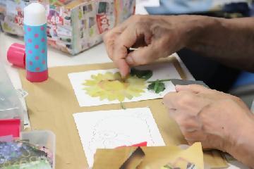 写真:新聞ちぎり絵講習会2