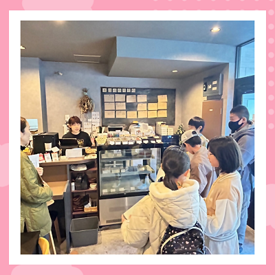 第5回子ども実行委員会にて店舗へインタビューしている写真