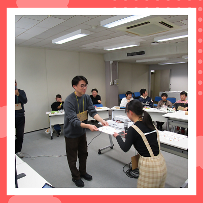 第9回子ども実行委員会にて修了証を渡している写真