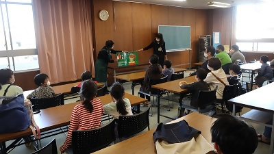 写真:大型絵本読み聞かせ会の様子