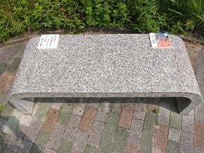 ベンチに設置された志段味カルタの写真