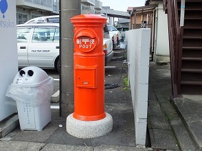丸型ポストの写真