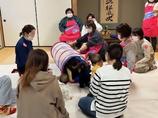 写真：子育てサロンの様子2