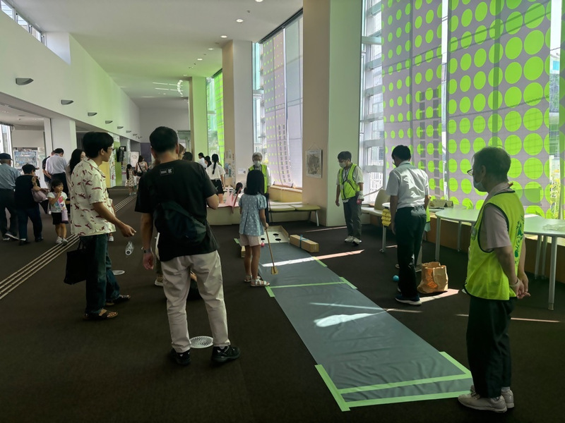 パターゴルフを楽しむ様子