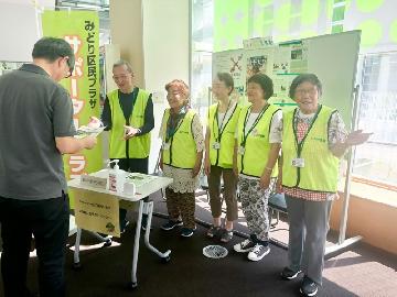 写真：区民プラザでの案内・見守り中の様子