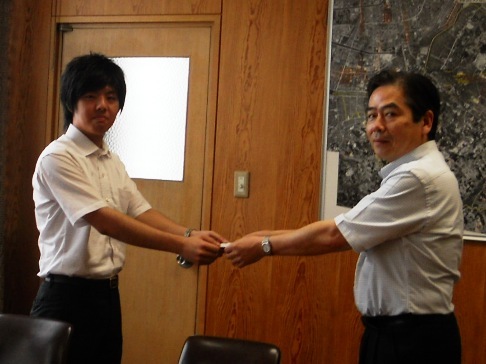 サンキューカードを手渡す黒川区長の写真