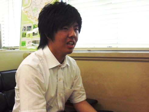 インタビュー中の稲元さんの写真