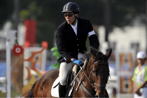 乗馬競技中の富井さんの写真