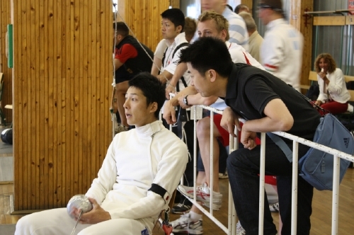 フェンシング競技の合間の富井さんの写真