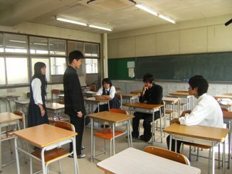 写真:教室で撮影中の高校生