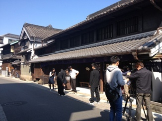 写真:有松の旧東海道の町並みを舞台に撮影する一同