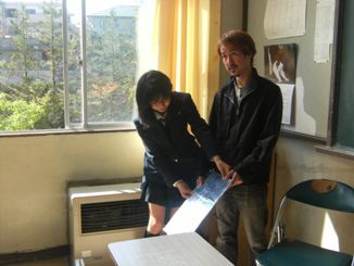 写真:林監督の指導で照明スタッフに挑戦する高校生